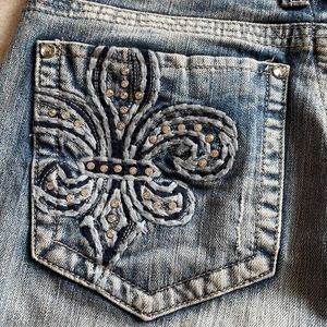 Ethyl Capri jeans fleur de lis pockets